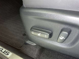パワーシート搭載。微妙な調整が手軽にでき、ピッタリのポジションで運転することが可能です。