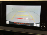 後方の見える安心をお届けするバックガイドモニター付:バックするときのアシストラインもあって楽々バック!車庫入れや縦列駐車をサポートし、苦手な駐車も安心です!今やもう手放せない装備ですネ♪