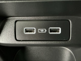 後部座席の方も使用しやすいよう、運転席と助手席の間に充電用USBジャックを2個装備!iPhoneはもちろん少しアンペアが高めのiPadも充電することが出来ます♪
