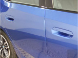 【ヘッドアップディスプレイ】現在の車速表示や目的地へのルート案内やメディア関連のリストを表示する事が可能です。視線移動を減らす事によりドライブに集中して頂けます。
