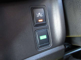 運転席の前にも小物入れがあります。