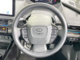 インテリアに合わせたデザインのステアリングは、運転される方のことも考え、運転しやすい形状、大きさです。是非一度、実際に触ってお確かめください。