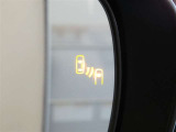 隣車線を走る車両をレーダーで検知し、ドアミラーでは確認しにくい後側方エリアに存在する車両に加え、急接近してくる車両も検知します。車両を検知するとドアミラーに搭載されたLEDインジケーターが点灯します。