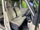運転席まわりには十分なスペースがあり、大柄な方でもゆったり運転していただける環境です。