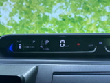 速度やシフト位置など、運転に必要な情報がひと目で確認しやすい表示です。走行前や停車時にも各表示を把握しやすく、日々の運転をサポートします。