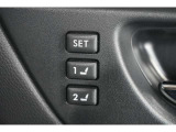運転席のシートポジション(前後スライド、座面の上下・前後角度、リクライニング角度など)に加え、左右のドアミラーの角度も記憶させることができます。