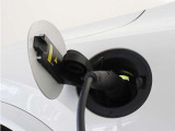 専用コードを接続するだけで簡単に充電が行えます。走行中の充電のほか、自宅などに設置された充電機器からの充電が可能です。