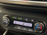 【オートエアコン】一度お好みの温度に設定すれば、車内の温度を検知し風量や温度を自動で調整。暑い&hellip;寒い&hellip;と何度もスイッチ操作をする必要はありません。快適な車内空間には必須の機能ですね♪