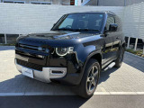 ボンネットの「DEFENDER」ロゴが端正に映える、凛とした佇まいです。3ドアの「90」ならではの、きゅっと凝縮された塊感のあるプロポーションが、乗る人の個性をスマートに演出します。