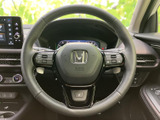 左右のスポークに各種スイッチを備え、手元で機能を扱える便利な設計です。メーターを確認しながら操作しやすく、普段の運転をサポートする実用的な装備がまとまっています。