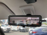スマートルームミラー・後部座席に人が座っている時や、荷物が多い際でも後方確認がしやすいです。