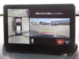 車両の前後左右にある4つのカメラを合成することで、まるでご自身のクルマを空から見ているような俯瞰での映像を映し出してくれます。バック時ももちろんのこと、前進時に視界の悪い交差点でも役に立ちますね。