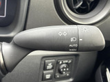 表示が見やすく、レバーまわりの機能を確認しやすい配置です。運転席から手を伸ばしやすい位置にまとまり、走行中に必要となる操作系統を把握しやすく、日々の運転を支えてくれます。