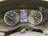 左右に配置されたメーターと中央の表示部で、運転に必要な情報をまとめて確認できます。表示が視線の届きやすい位置にあり、走行中も速度などを把握しやすい実用的な構成です。