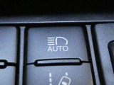 オートマチックハイビームとは、先行車や対向車のライトを認識し、ハイビームとロービームを自動で切り替える機能です。夜道の視界を確保します。詳細は販売店スタッフまでおたずねください。