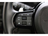 ハンドル左部分でオーディオ操作が可能。そのため、運転中でも目線をずらさずに安全運転♪また、ディスプレイの表示切替もダイヤル式でお好みに合わせられます