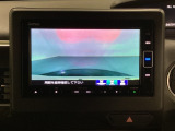 ギヤをR(バック)に入れるとナビの画面に後ろの映像が映るリアカメラ付です。後退時、コンディションが悪い視界でもカラーバックモニターがドライバーをサポートします。