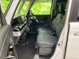 運転席と助手席が並ぶ前席は、広めの足元と見通しのよい窓まわりが印象的です。シートは落ち着いた色合いで、乗り降りの際も室内の様子を確認しやすい空間です。