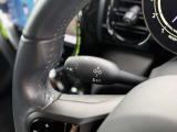 輸入車のため、ウィンカーレバーとワイパーレバーの配置は国産車と左右が逆となります。操作に慣れるまでは違和感がありますが、使用を重ねることで自然に扱えるようになります。