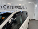 路外逸脱抑制機能は、車線を検知し、ステアリング振動の警告や操作を支援をし、先行車や歩行者を検知し衝突するおそれがある場合にはブレーキングを行い、衝突回避を支援します。