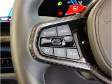 【アクティブクルーズコントロール】一定速度での巡航はもちろん、前方の車両との距離を一定に保ちながら自動で加減速を行います。BMWは車両停止までの制御が可能となりますので、渋滞時には大変嬉しい機能です。