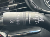 レバーに各操作の表示がまとまり、運転席から内容を確認しやすい設計です。天候や視界に応じた操作を手元で行いやすく、雨の日の運転をサポートする実用的な装備です。