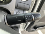レバーには各種のマークが表示され、必要な操作を確認しやすい配置です。運転席から手元で扱えるため、周囲の状況を見ながら操作したい場面にもなじみやすく、日常使いを支えます。