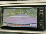 後方の映像と進路の目安を画面で確認でき、駐車時の周囲確認をサポート。車両後方を直接確かめながら、狭い場所での駐車や車庫入れに役立ちます。