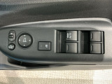 狭い駐車場で便利な電動格納ドアミラーが付いています。