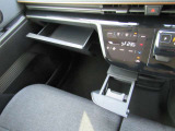 小物から大きな荷物までしっかり入れられる♪欲しい物が欲しい時にさっと取り出せる豊富な収納スペース♪助手席シートアンダーボックスは、便利な前後スライド式です!