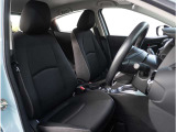 【清潔感のある運転席&助手席】隅々までクリーニングの行き届いた運転席&助手席。目立ったシミや汚れ等もございません。快適なドライブをどうぞ。