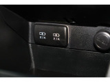 小物の収納に便利なセンタートレイには携帯等のデバイスの充電可能なUSB出力電源付です。