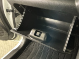 【グローブボックス】収納スペースがあるので車内が散らからずに助かります。ちょっとした物を入れるのにいいですね♪