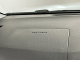【助手席エアバッグ】SRSエアバッグとはシートベルトの働きを補助して衝突した時に乗員の衝撃を軽減するシートベルト併用式エアバッグ。前面衝突時に瞬時に膨らみ、頭部と胸部の衝撃を軽減します。