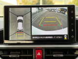 後方の映像に加えて車両周辺の様子も画面で確認でき、駐車時の安全確認をサポートします。目安となるガイド線も表示され、後退時に役立つ装備です。