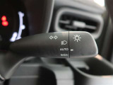 周囲が暗くなると自動でヘッドライトを点灯するオートライト機能付き。周囲が明るくなると自動で消灯します。