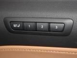 運転席には体格に合わせて最適なドライビングポジションをメモリーする機能があります。