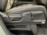 手動のレバーを使って、シートの高さや背もたれの角度を変えることができます。