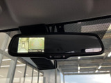 画面には後方の映像が表示され、駐車時に車両後方を確認する際に役立ちます。ルームミラー付近に配置され、運転中も視線を大きく移さずに確認しやすい便利な装備です。
