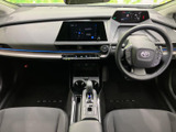 運転席と助手席を見渡せる開放的な視界で、前方や周囲を確認しやすいレイアウトです。座席まわりもすっきりとまとまり、日々の移動を落ち着いて過ごせる空間です。
