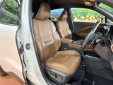 【ブラウンレザーシート】デザイン性が高く、高級感のある茶革シート。常に体に触れる部分だから、座り心地の良さにはこだわりたいですね♪汚れの付着や劣化を抑制する内装コーティング施工もおススメですよ♪