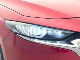 【LEDヘッドライト】悪天候や夜間走行時も良好な視界を確保し安心して運転できる高輝度LEDヘッドライトを装備!点灯速度が早く、消費電力も抑えられています。