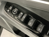 運転席のスイッチで全てのウィンドウの開閉操作を行うことができます。ロックボタンをONにしておくと、運転席以外のウィンドウは作動しないのでお子様を乗せているときなども安心ですね♪