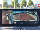 アラウンドビューモニターまるで車を真上から映したような映像で、前後左右の感覚が分かります♪車庫入れや駐車時に大活躍の機能です。
