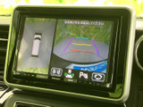 車両周辺の映像と案内表示を画面で確認でき、駐車時の周囲確認をサポートします。表示がひと目で把握しやすく、車庫入れの際にも役立つ装備です。