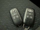スマートキーをポケットやバッグに携帯していれば、キーを取り出すことなくドアハンドルを握り解錠、ドアハンドルのセンサーに触れるだけで施錠できます。