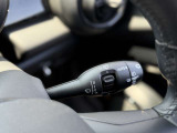 輸入車のため、ウィンカーレバーとワイパーレバーの配置は国産車と左右が逆となります。操作に慣れるまでは違和感がありますが、使用を重ねることで自然に扱えるようになります。