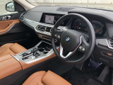 BMW 伝統のコックピットはドライバー志向で設計され、人間工学を駆使し、細部に到るまで設計されたコックピットを実現しました。