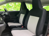 前席は運転席と助手席が並び、白と黒の張り分けが落ち着いた室内を演出します。窓からの視界も確保され、座ったときに周囲を見渡しやすい、日常使いにうれしい空間です。