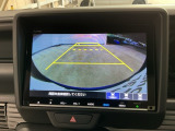 【バックカメラ】運転が苦手な方も車庫入れラクラクです!ギアをリバースに入れれば自動的に切り換わりますので、面倒な操作は不要です♪狭い駐車場もお車を傷つけず安心ですね!